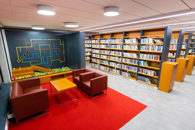 V knihovně se nalézají také dětský koutek či místo pro společné čtení až pro třicet dětí